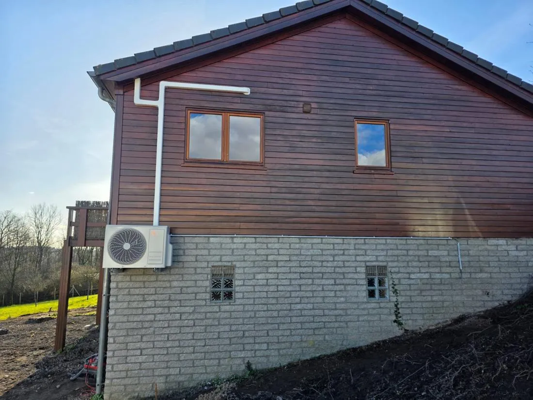 Chalet en bois : Liaisons en goulotte blanche le long du bardage
