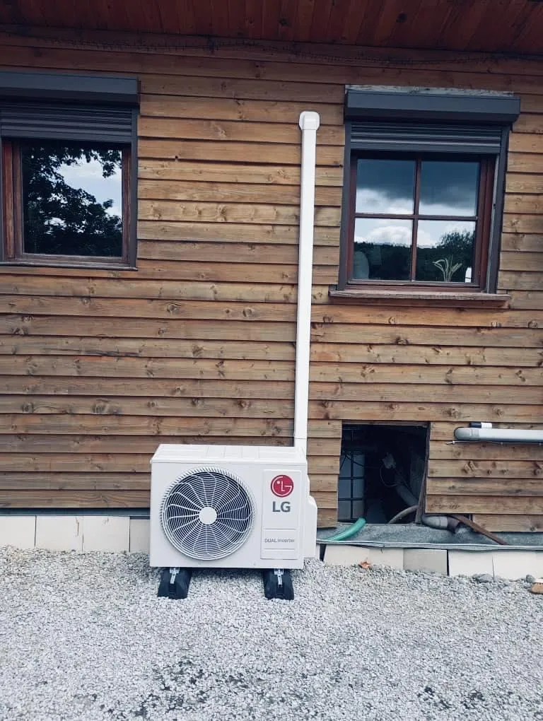 Chalet : Unité extérieure sur supports anti-vibration