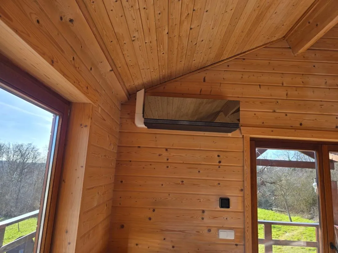 Chalet en bois : Unité à façade miroir et goulotte d'angle assortie