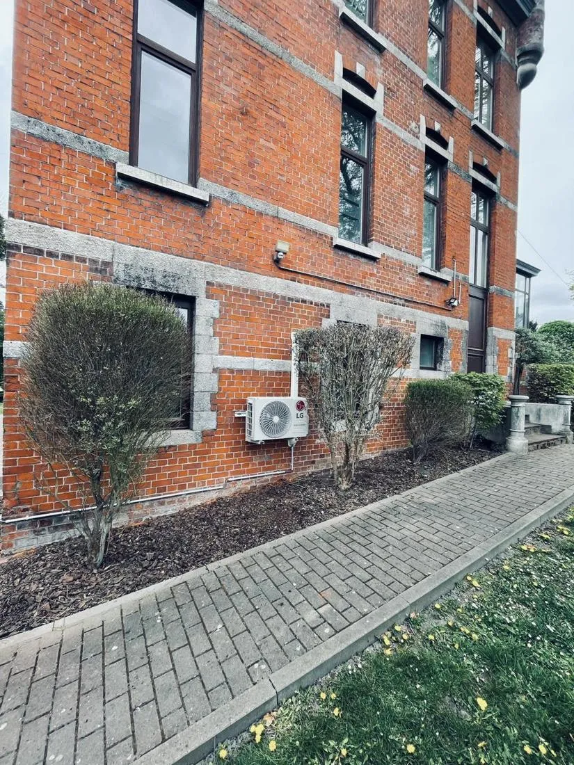 Maison de maître : Unité extérieure au pied de la façade, liaisons dissimulées
