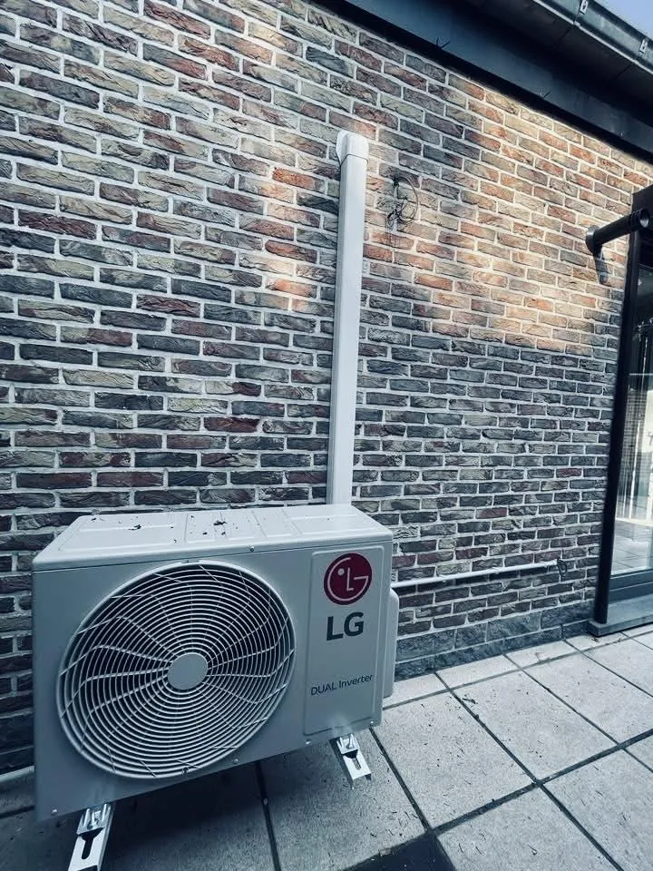 Terrasse : Unité extérieure au sol, goulotte verticale